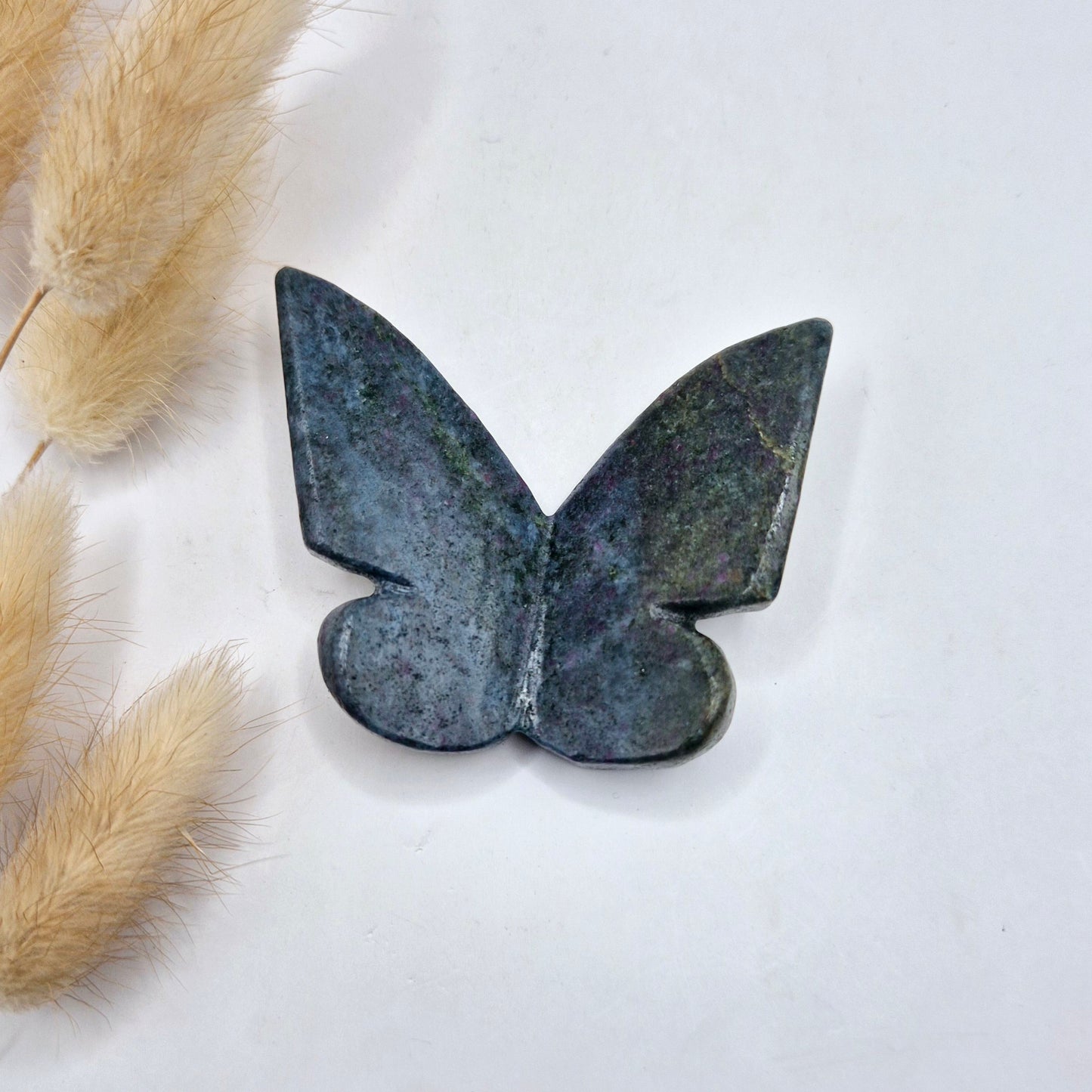 Edelsteen Vlinder  6x5 cm – Ruby in Fuchsite (UV reactief)