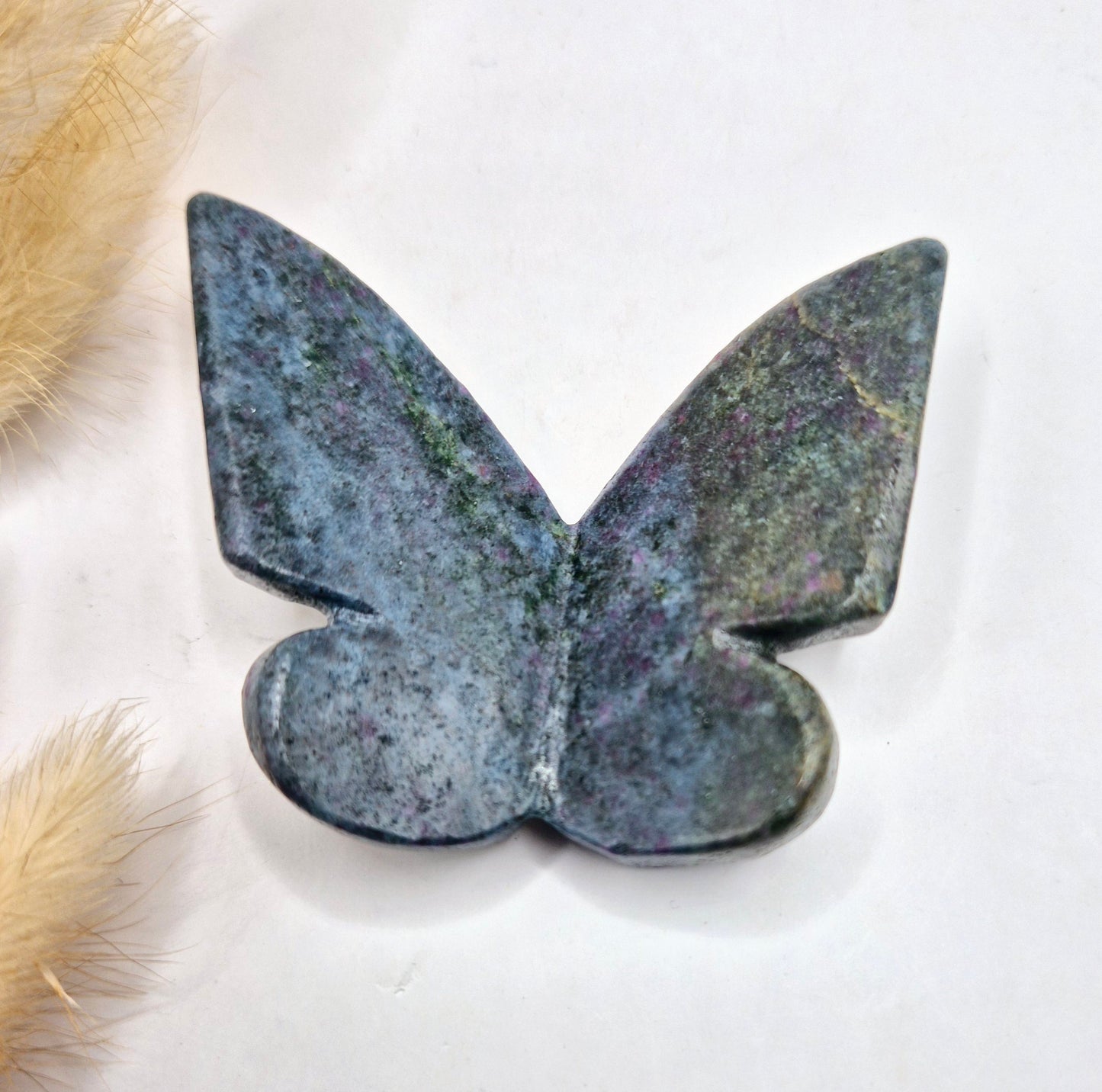 Edelsteen Vlinder  6x5 cm – Ruby in Fuchsite (UV reactief)