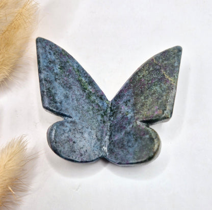 Edelsteen Vlinder  6x5 cm – Ruby in Fuchsite (UV reactief)