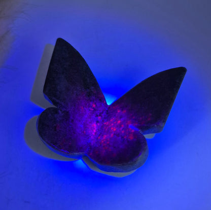 Edelsteen Vlinder  6x5 cm – Ruby in Fuchsite (UV reactief)