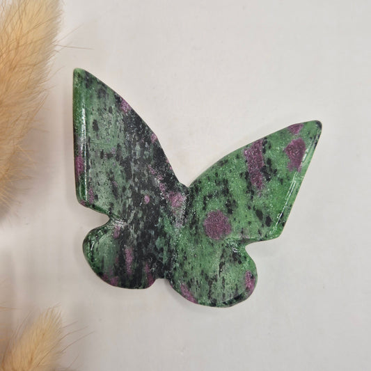 Edelsteen Vlinder  6x5 cm – Ruby in Zoisite (UV reactief)