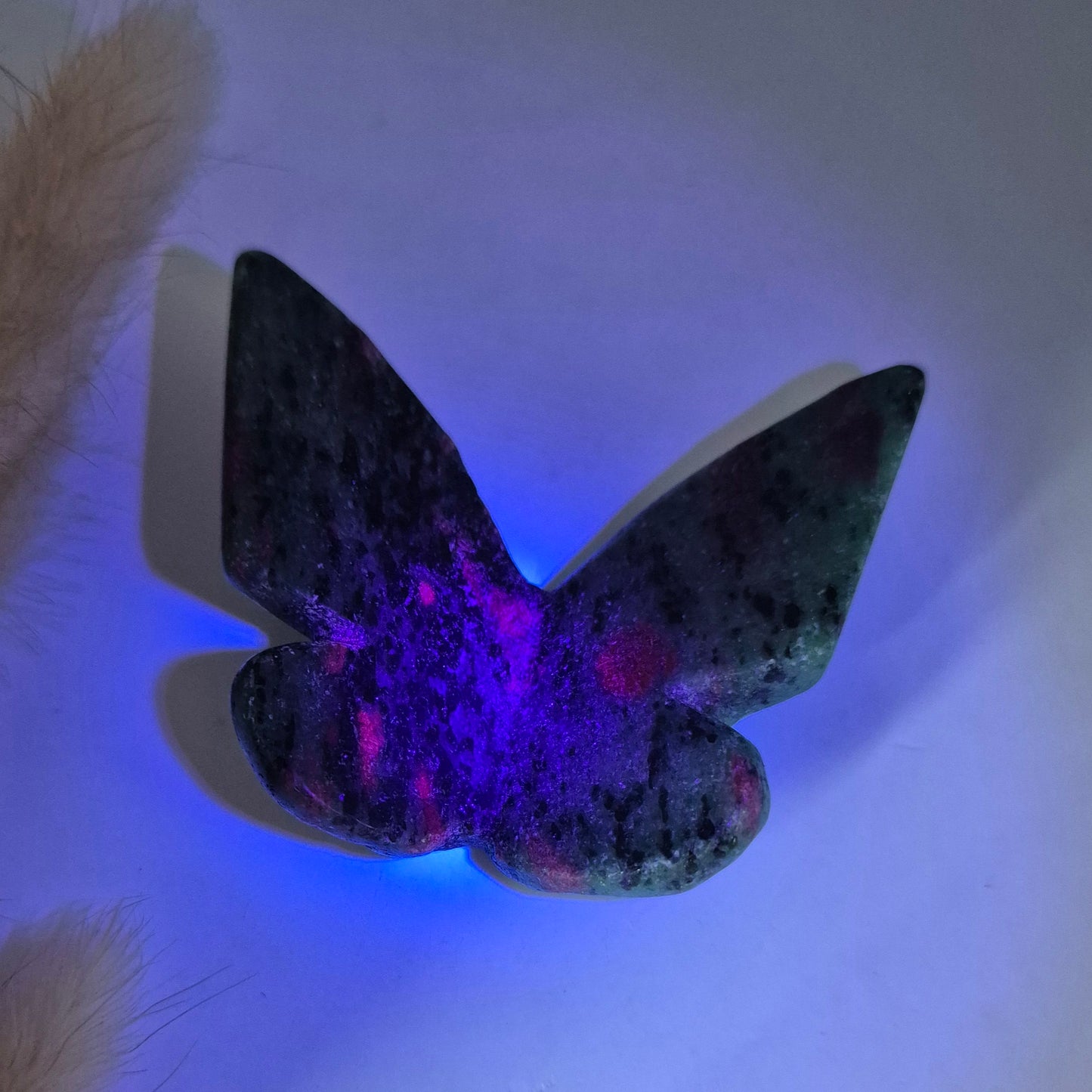 Edelsteen Vlinder  6x5 cm – Ruby in Zoisite (UV reactief)