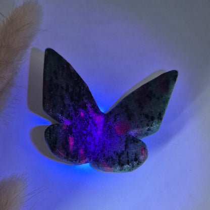 Edelsteen Vlinder  6x5 cm – Ruby in Zoisite (UV reactief)