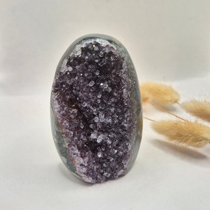 Druzy Grauer Achat - Tropfenförmiger stehender Edelsteinkristall - Nr. 12. 86 Gramm