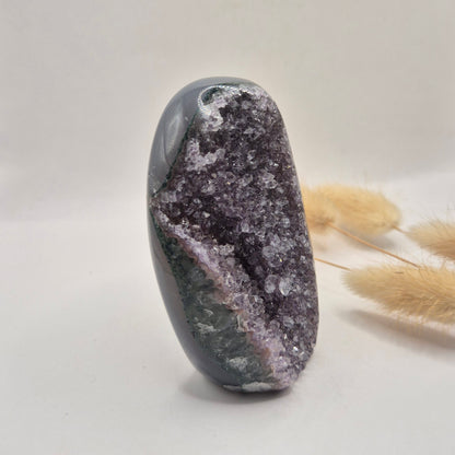 Druzy Grauer Achat - Tropfenförmiger stehender Edelsteinkristall - Nr. 12. 86 Gramm