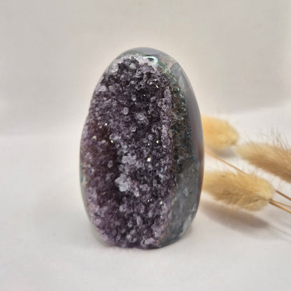Druzy Grauer Achat - Tropfenförmiger stehender Edelsteinkristall - Nr. 12. 86 Gramm