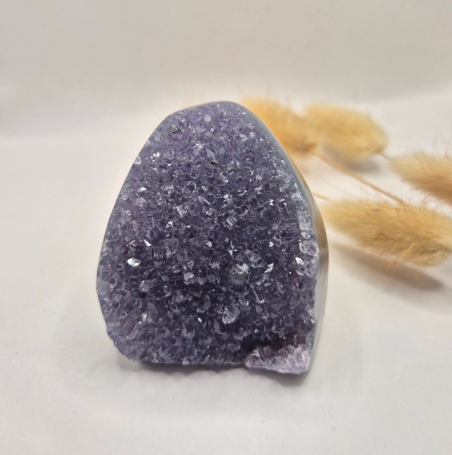 Druzy Grauer Achat - Tropfenförmiger stehender Edelsteinkristall - Nr. 12. 86 Gramm