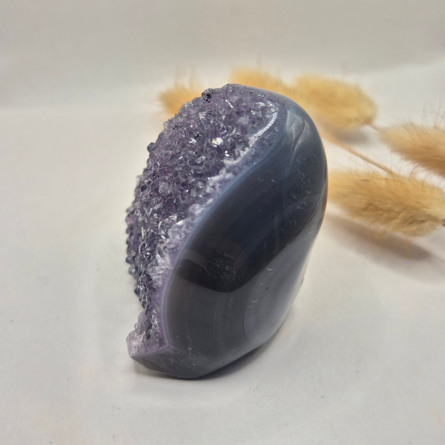 Druzy Grauer Achat - Tropfenförmiger stehender Edelsteinkristall - Nr. 12. 86 Gramm