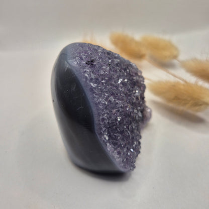 Druzy Grauer Achat - Tropfenförmiger stehender Edelsteinkristall - Nr. 12. 86 Gramm