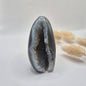 Druzy Grauer Achat - Tropfenförmiger stehender Edelsteinkristall - Nr. 12. 86 Gramm