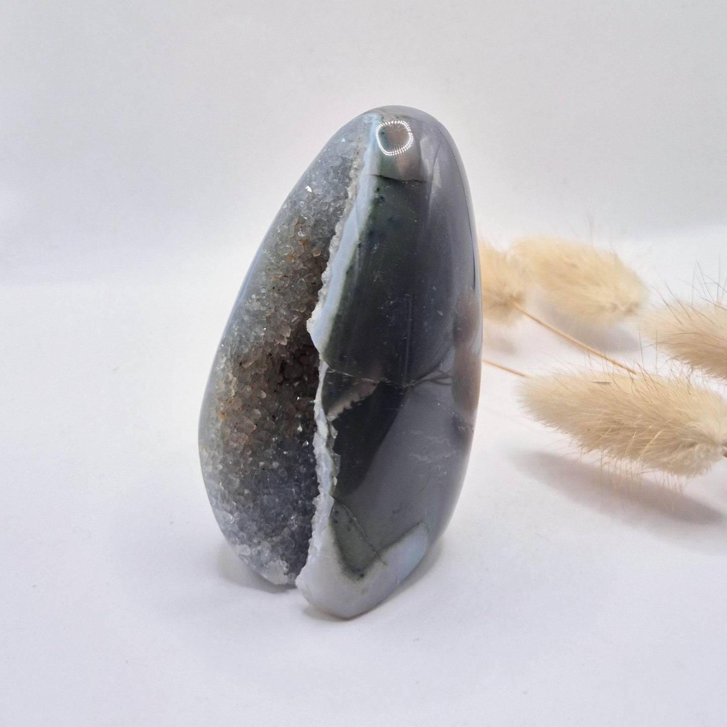 Druzy Grauer Achat - Tropfenförmiger stehender Edelsteinkristall - Nr. 12. 86 Gramm