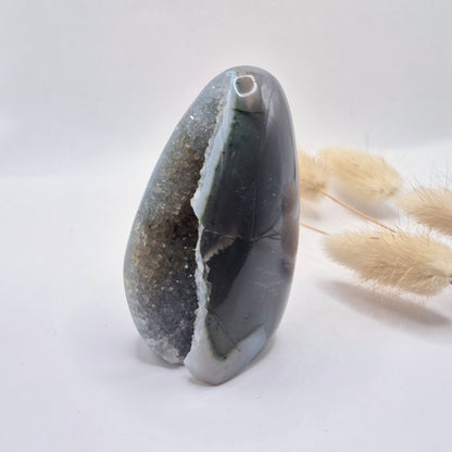 Druzy Grauer Achat - Tropfenförmiger stehender Edelsteinkristall - Nr. 12. 86 Gramm