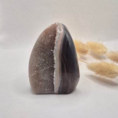 Druzy Grauer Achat - Tropfenförmiger stehender Edelsteinkristall - Nr. 12. 86 Gramm