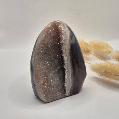 Druzy Grauer Achat - Tropfenförmiger stehender Edelsteinkristall - Nr. 12. 86 Gramm