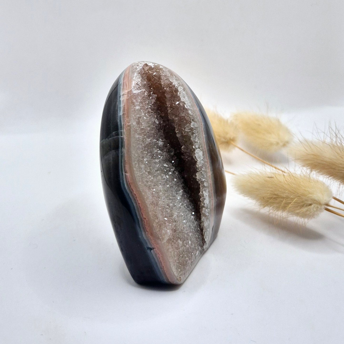 Druzy Grauer Achat - Tropfenförmiger stehender Edelsteinkristall - Nr. 12. 86 Gramm