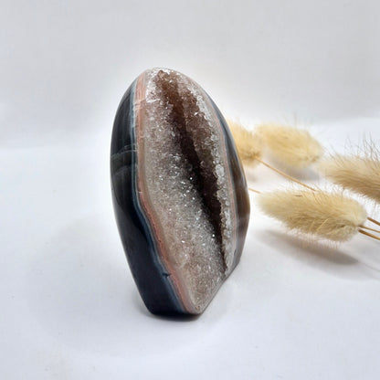 Druzy Grauer Achat - Tropfenförmiger stehender Edelsteinkristall - Nr. 12. 86 Gramm