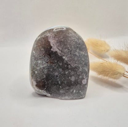 Druzy Grauer Achat - Tropfenförmiger stehender Edelsteinkristall - Nr. 12. 86 Gramm