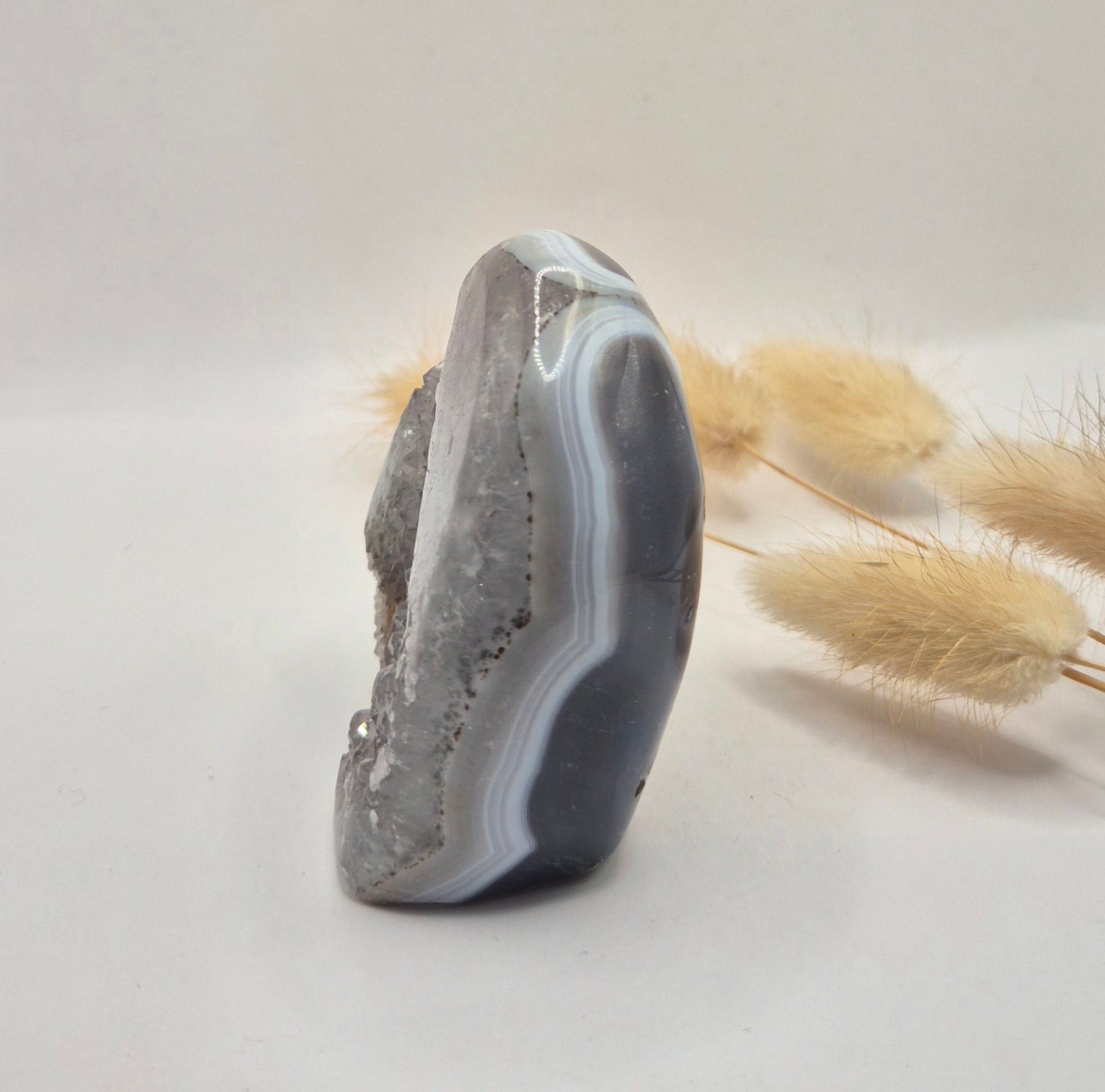 Druzy Grauer Achat - Tropfenförmiger stehender Edelsteinkristall - Nr. 12. 86 Gramm