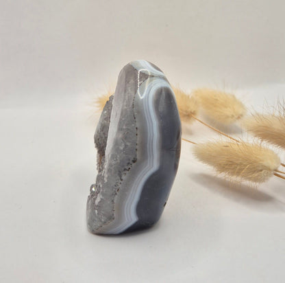 Druzy Grauer Achat - Tropfenförmiger stehender Edelsteinkristall - Nr. 12. 86 Gramm