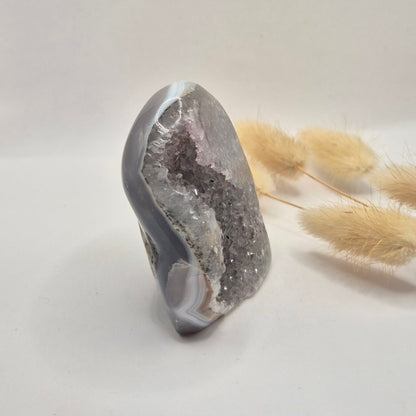 Druzy Grauer Achat - Tropfenförmiger stehender Edelsteinkristall - Nr. 12. 86 Gramm