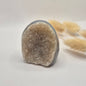 Druzy Grauer Achat - Tropfenförmiger stehender Edelsteinkristall - Nr. 12. 86 Gramm