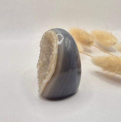 Druzy Grauer Achat - Tropfenförmiger stehender Edelsteinkristall - Nr. 12. 86 Gramm