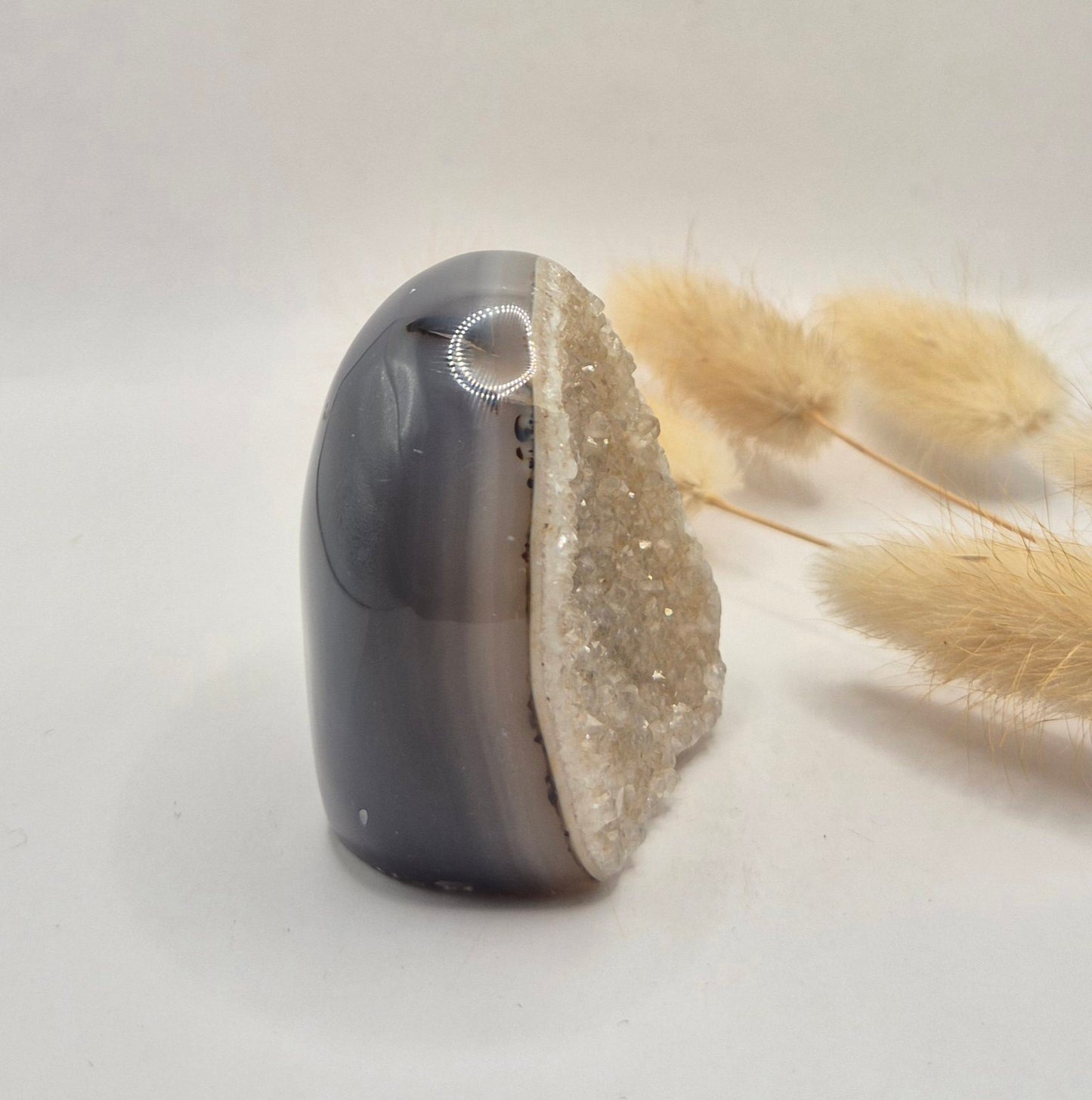 Druzy Grauer Achat - Tropfenförmiger stehender Edelsteinkristall - Nr. 12. 86 Gramm