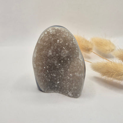 Druzy Grauer Achat - Tropfenförmiger stehender Edelsteinkristall - Nr. 12. 86 Gramm