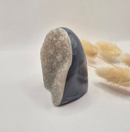 Druzy Grauer Achat - Tropfenförmiger stehender Edelsteinkristall - Nr. 12. 86 Gramm