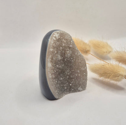 Druzy Grauer Achat - Tropfenförmiger stehender Edelsteinkristall - Nr. 12. 86 Gramm