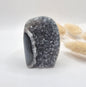 Druzy Grauer Achat - Tropfenförmiger stehender Edelsteinkristall - Nr. 12. 86 Gramm