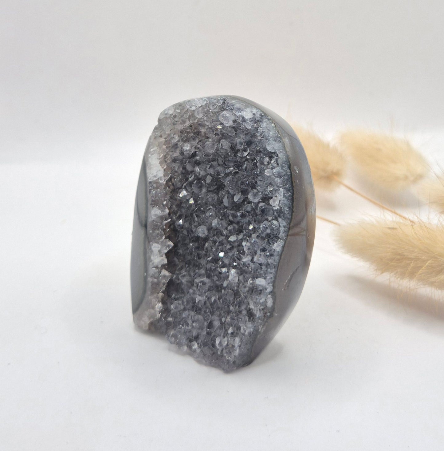Druzy Grauer Achat - Tropfenförmiger stehender Edelsteinkristall - Nr. 12. 86 Gramm