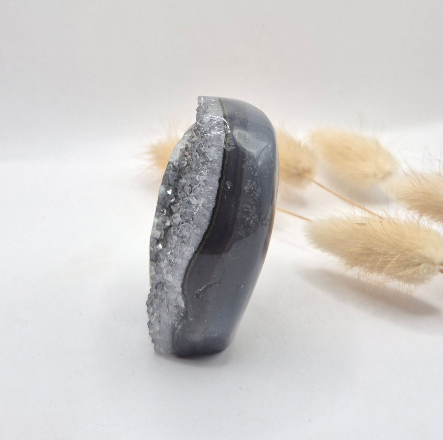 Druzy Grauer Achat - Tropfenförmiger stehender Edelsteinkristall - Nr. 12. 86 Gramm