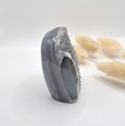 Druzy Grauer Achat - Tropfenförmiger stehender Edelsteinkristall - Nr. 12. 86 Gramm