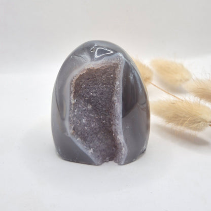 Druzy Grauer Achat - Tropfenförmiger stehender Edelsteinkristall - Nr. 12. 86 Gramm