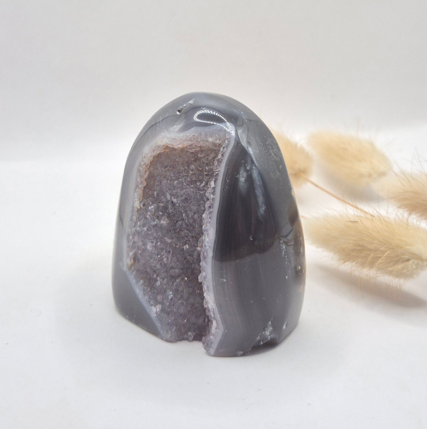 Druzy Grauer Achat - Tropfenförmiger stehender Edelsteinkristall - Nr. 12. 86 Gramm
