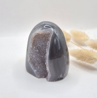 Druzy Grauer Achat - Tropfenförmiger stehender Edelsteinkristall - Nr. 12. 86 Gramm