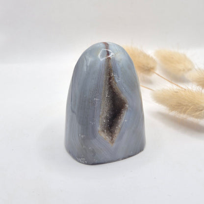Druzy Grauer Achat - Tropfenförmiger stehender Edelsteinkristall - Nr. 12. 86 Gramm