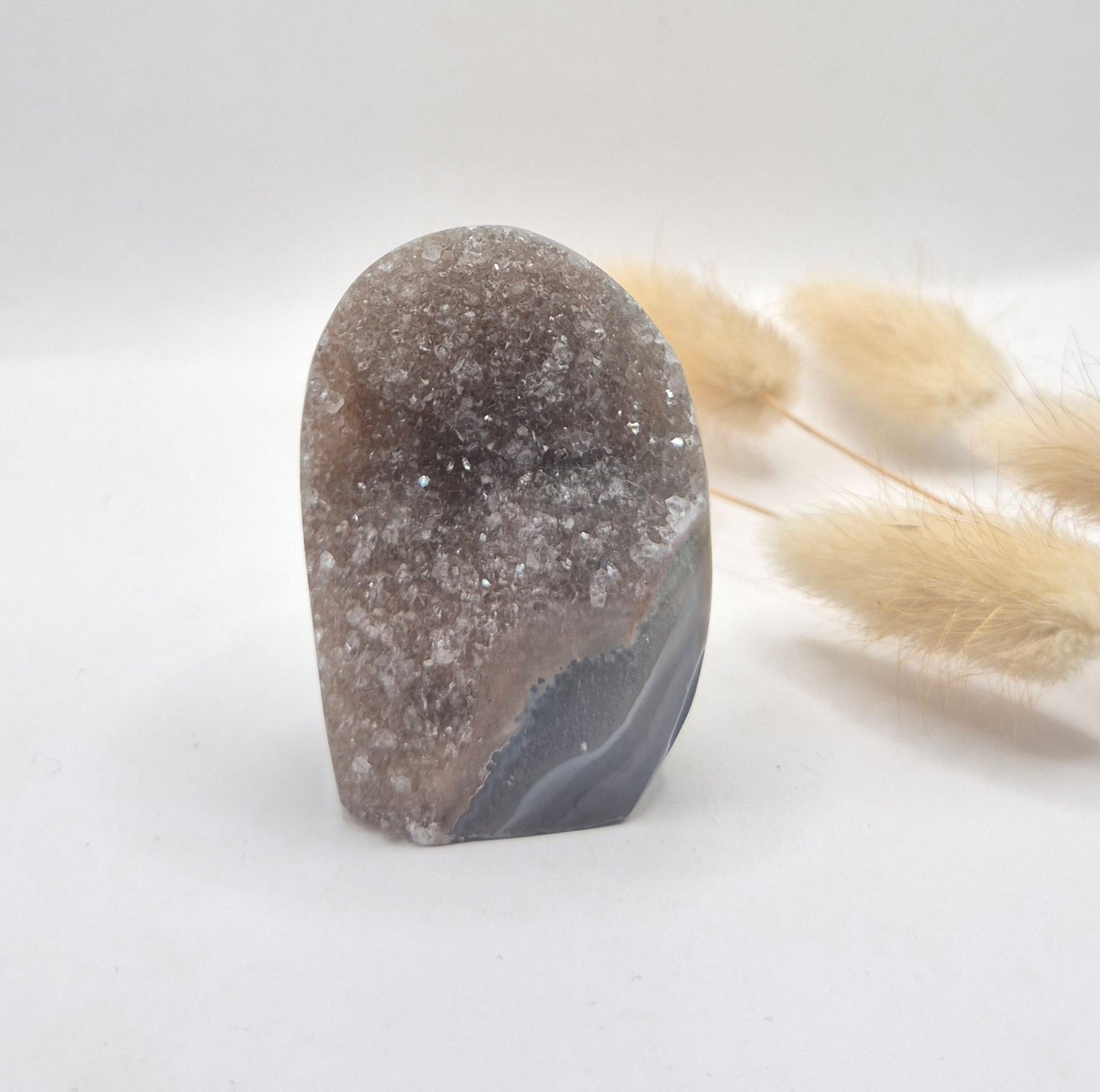 Druzy Grauer Achat - Tropfenförmiger stehender Edelsteinkristall - Nr. 12. 86 Gramm