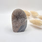 Druzy Grauer Achat - Tropfenförmiger stehender Edelsteinkristall - Nr. 12. 86 Gramm