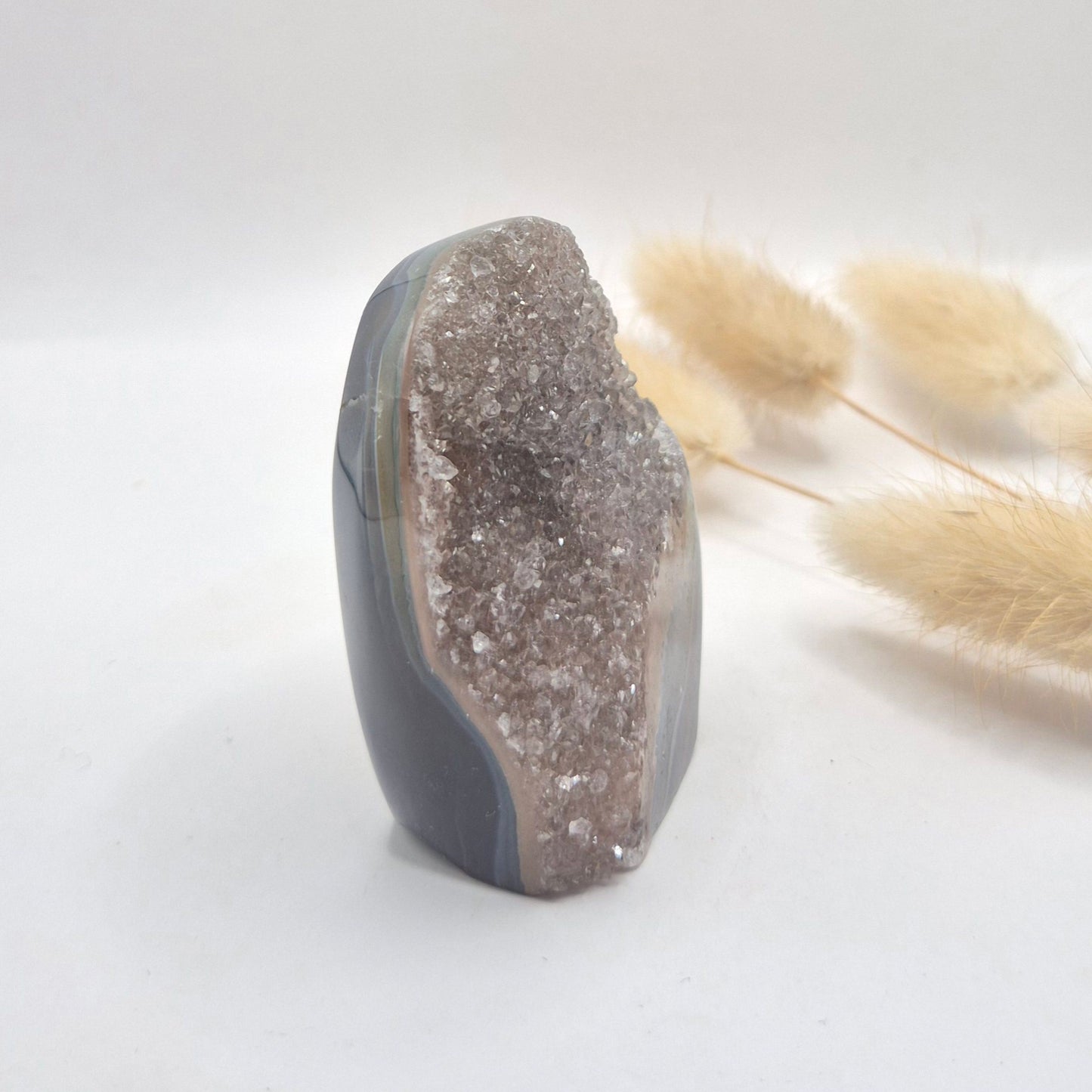 Druzy Grauer Achat - Tropfenförmiger stehender Edelsteinkristall - Nr. 12. 86 Gramm