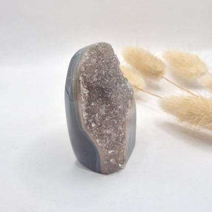 Druzy Grauer Achat - Tropfenförmiger stehender Edelsteinkristall - Nr. 12. 86 Gramm