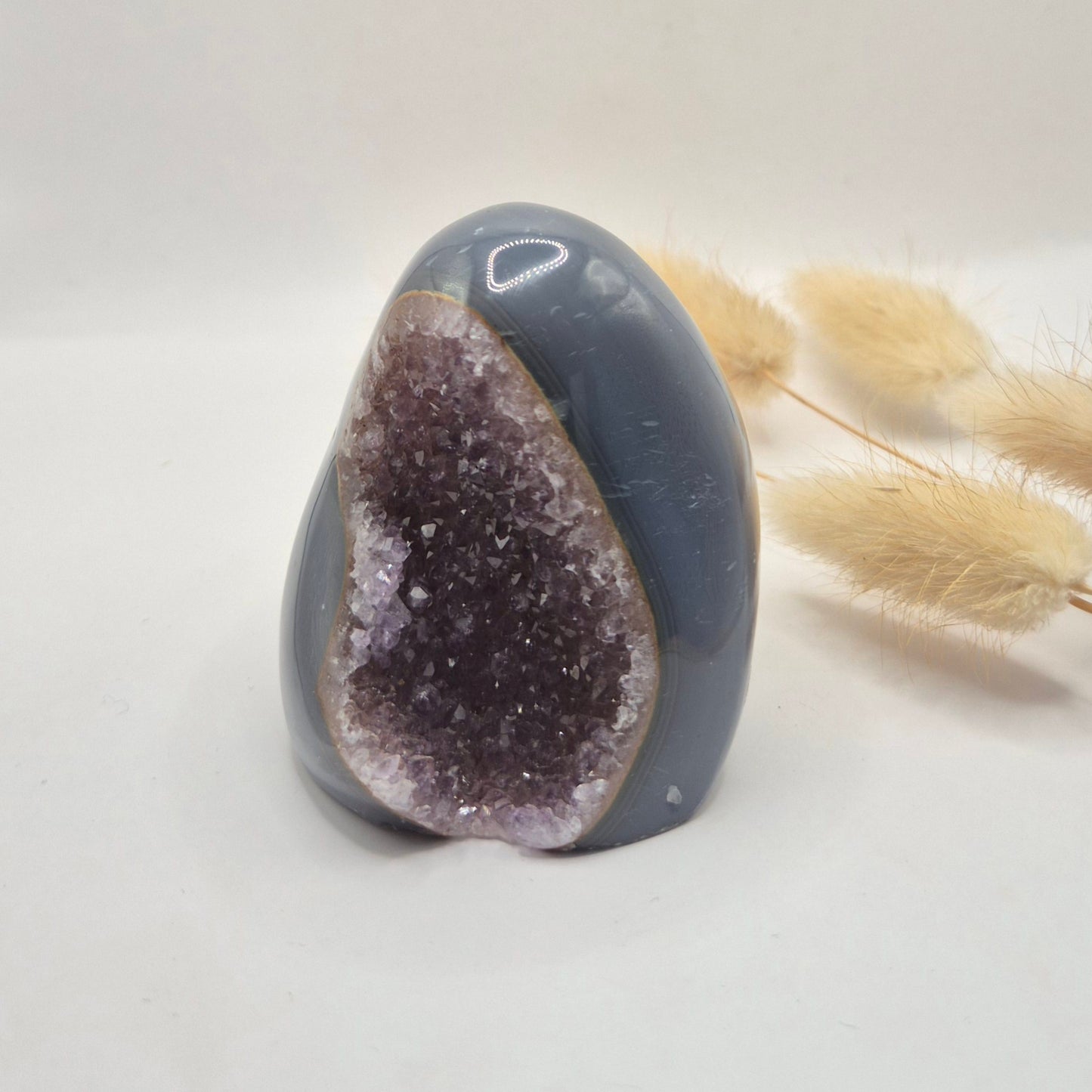 Druzy Grauer Achat - Tropfenförmiger stehender Edelsteinkristall - Nr. 12. 86 Gramm