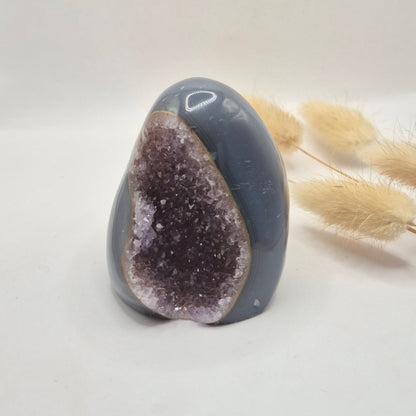 Druzy Grauer Achat - Tropfenförmiger stehender Edelsteinkristall - Nr. 12. 86 Gramm