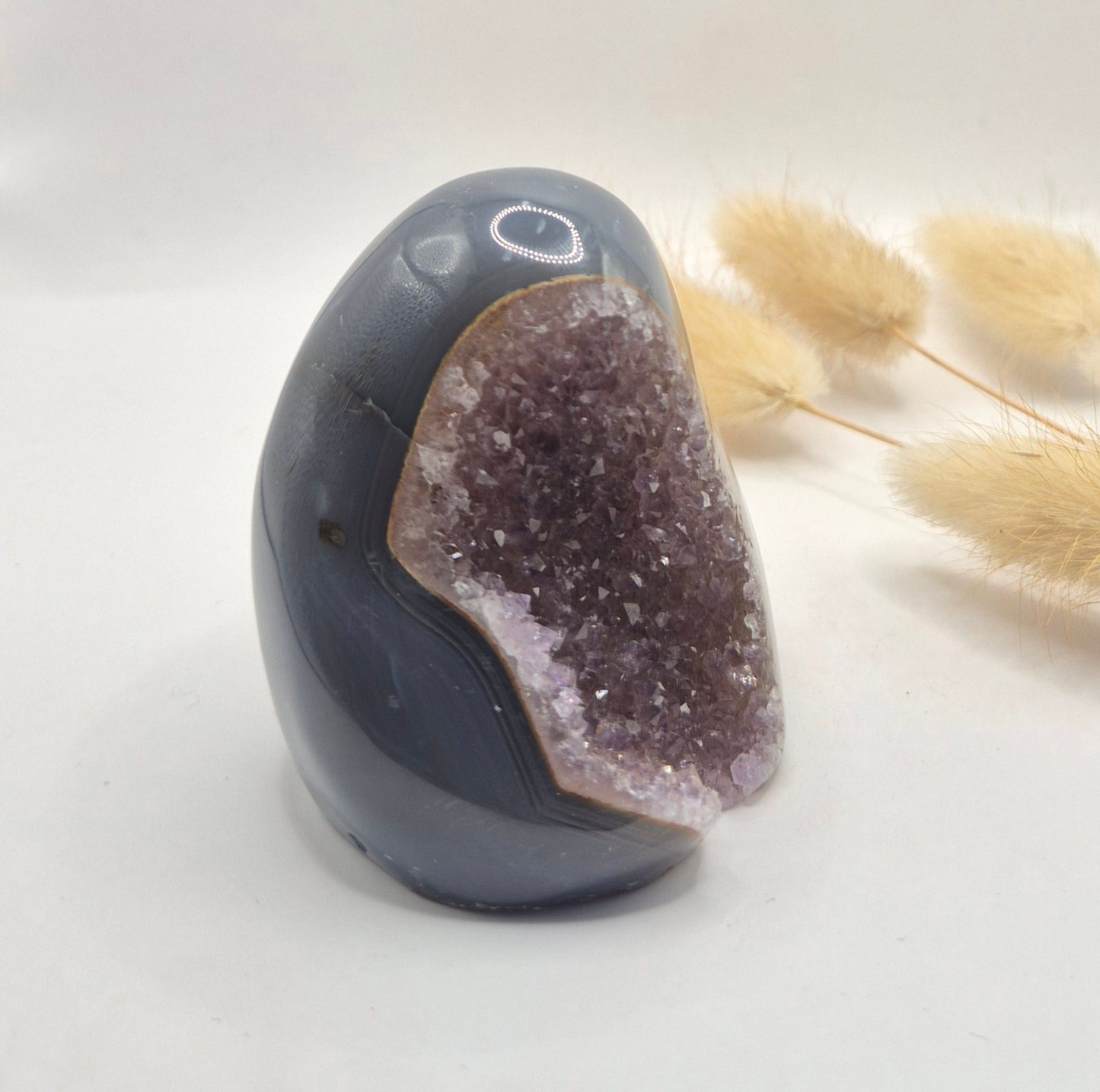 Druzy Grauer Achat - Tropfenförmiger stehender Edelsteinkristall - Nr. 12. 86 Gramm
