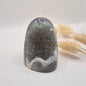 Druzy Grauer Achat - Tropfenförmiger stehender Edelsteinkristall - Nr. 12. 86 Gramm