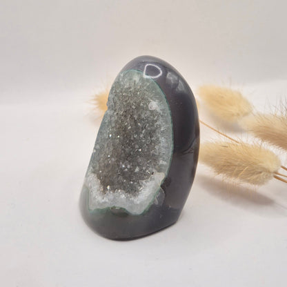 Druzy Grauer Achat - Tropfenförmiger stehender Edelsteinkristall - Nr. 12. 86 Gramm