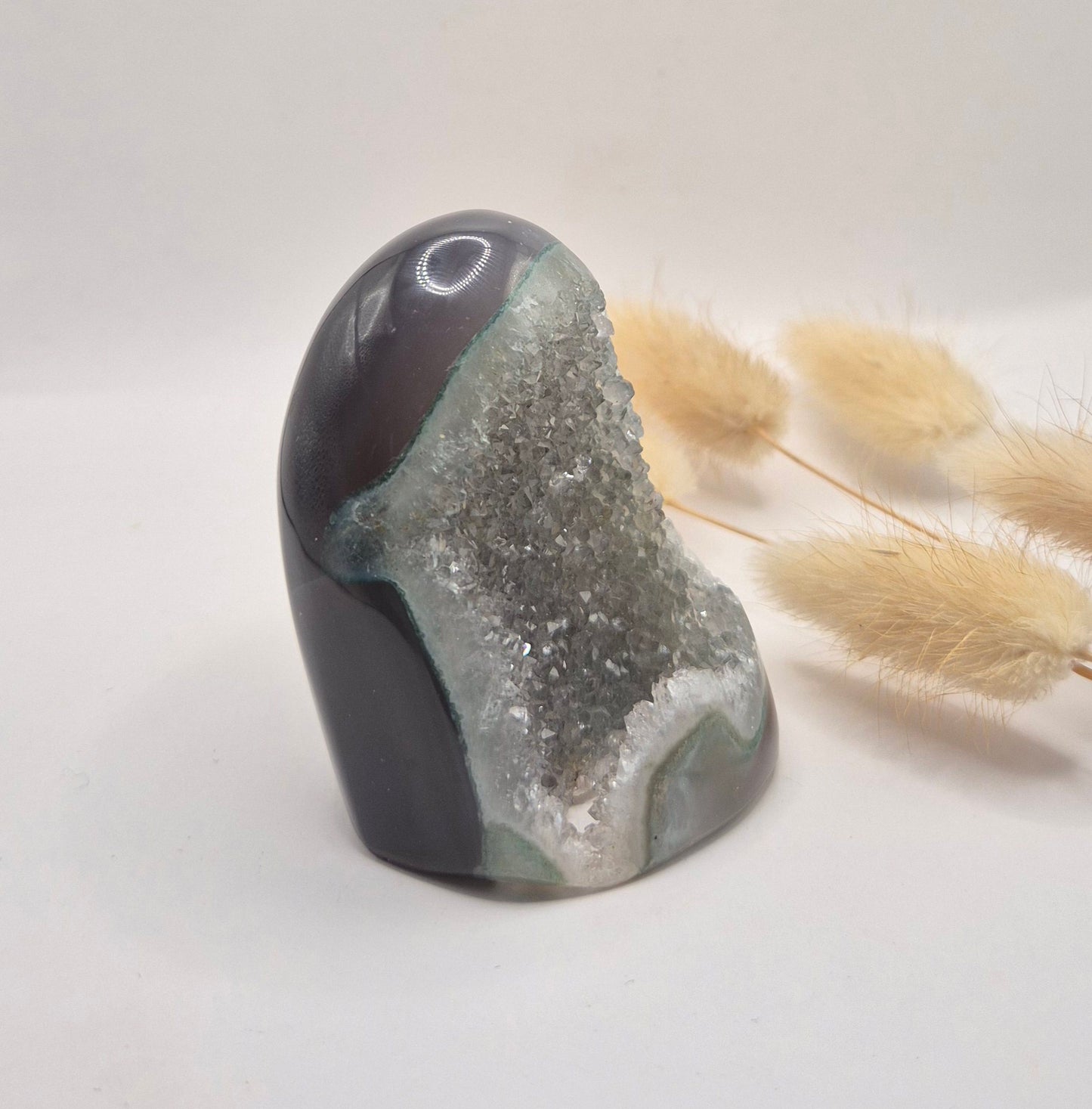 Druzy Grauer Achat - Tropfenförmiger stehender Edelsteinkristall - Nr. 12. 86 Gramm