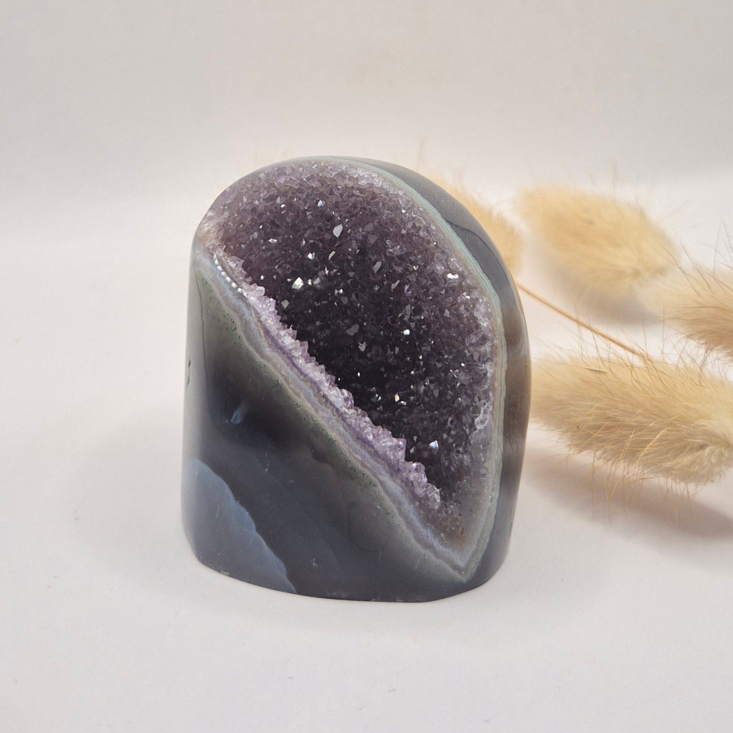 Druzy Grauer Achat - Tropfenförmiger stehender Edelsteinkristall - Nr. 12. 86 Gramm