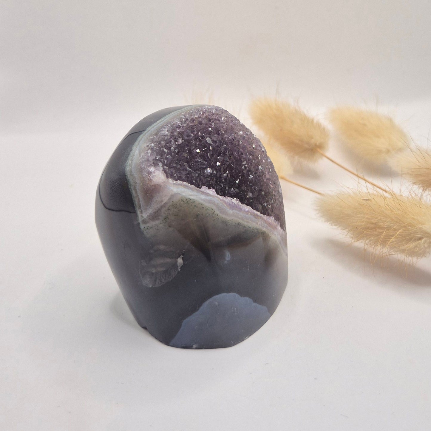 Druzy Grauer Achat - Tropfenförmiger stehender Edelsteinkristall - Nr. 12. 86 Gramm